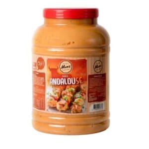 Savoureux mélange de sauce andalouse dans un pot en plastique pour cuisson et apéritifs.