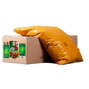 Sauce épicée en sachet à côté d'une boîte de produits alimentaires algériens, illustration des épices et sauces traditionnelles, idéal pour cuisine maghrébine, épices et condiments BILAD FOOD.