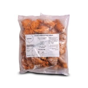 Poulet surgelé en morceaux dans un sac plastique, destiné à la cuisine africaine et halal, prêt à être cuit ou frit pour diverses recettes.